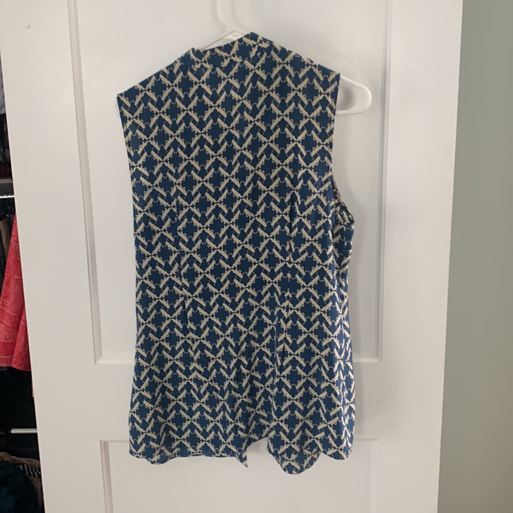 Charlotte Taylor from Anthropologie grasshopper print sleeveless silk top - Picture 5 of 9